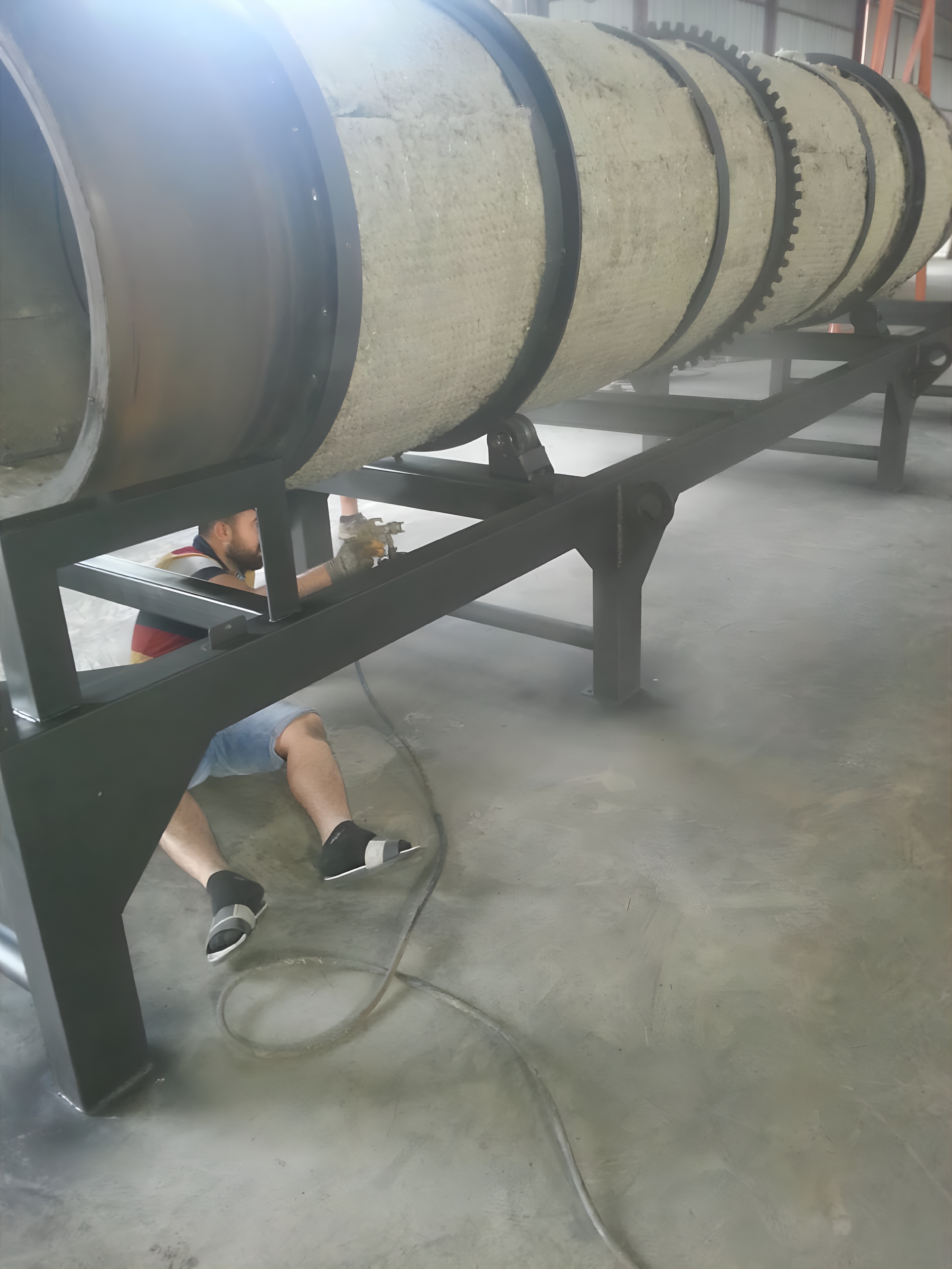 Rotary waste incinerator internal chamber design